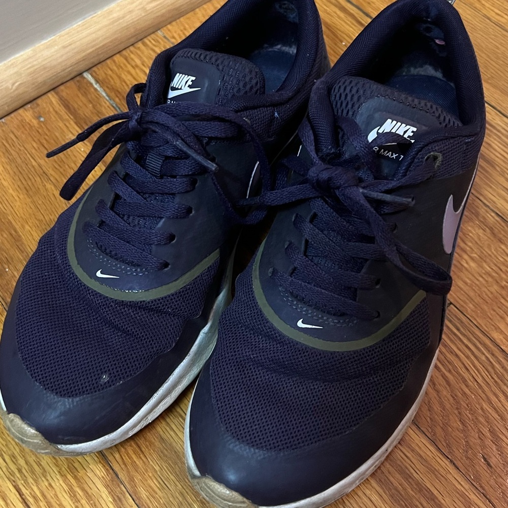 Nike purple tennis shoes size 6.5